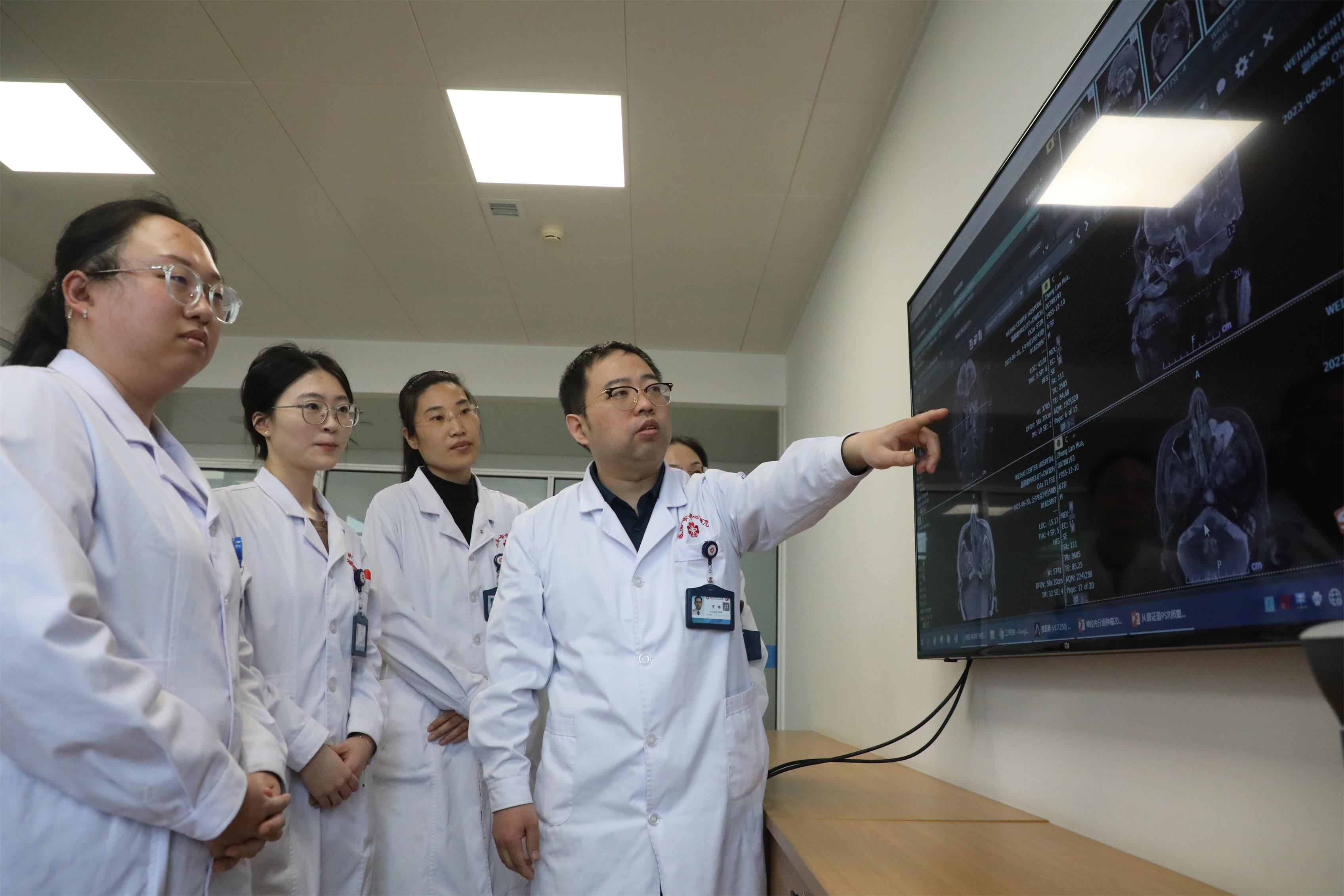 2、肿瘤科团队讨论病例.jpg